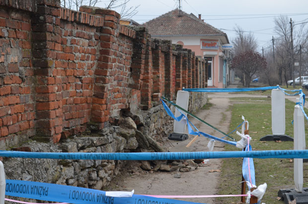 Вршац: Зид ризик за ученике